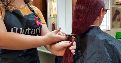 Profissionais de beleza oferecem corte de cabelo gratuito para doar aos pacientes da fundação Laço Rosa no Rio de Janeiro Profissionais de beleza oferecem corte de cabelo gratuito para doar aos pacientes da fundação Laço Rosa no Rio de Janeiro